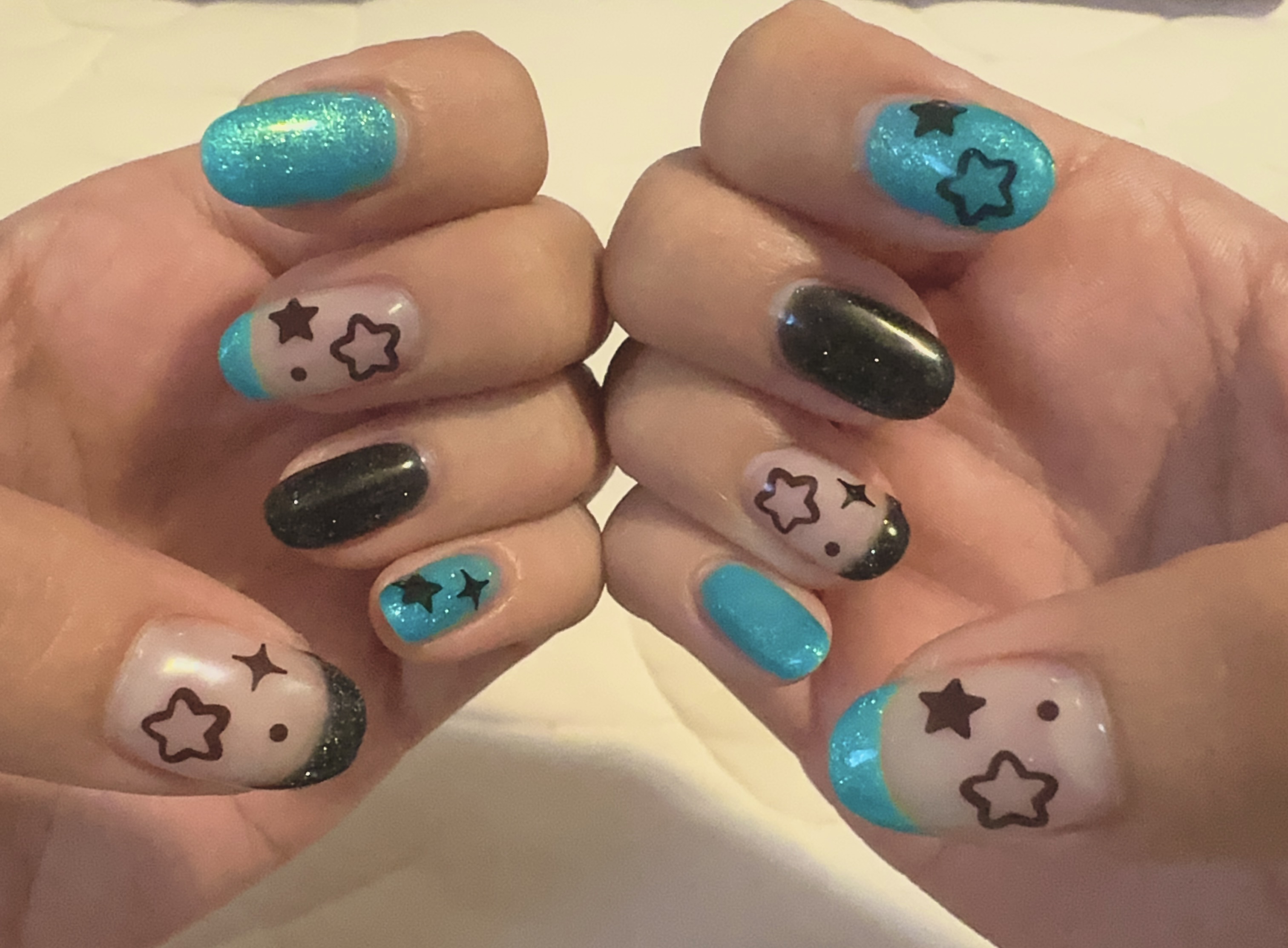 miku rave nails.